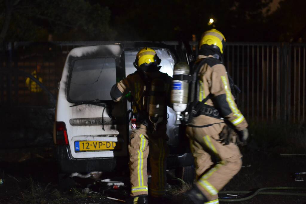 Bestelbus gaat in vlammen op