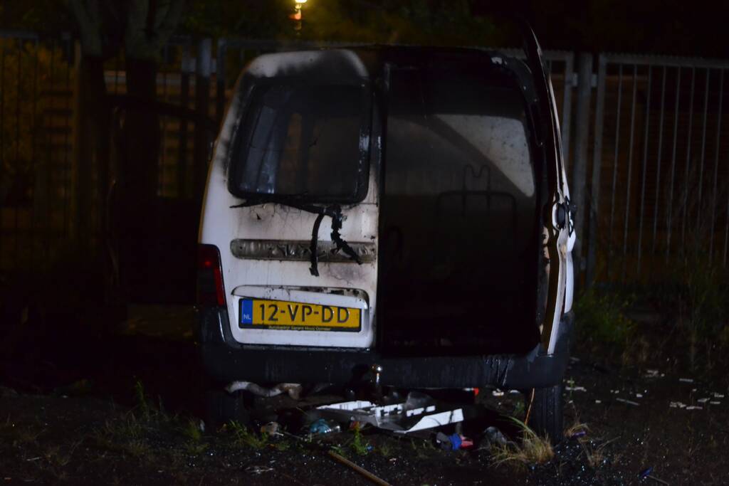 Bestelbus gaat in vlammen op