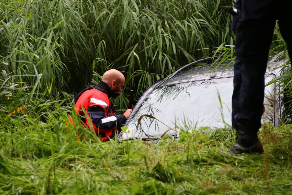 Auto raakt van de weg en belandt in het water
