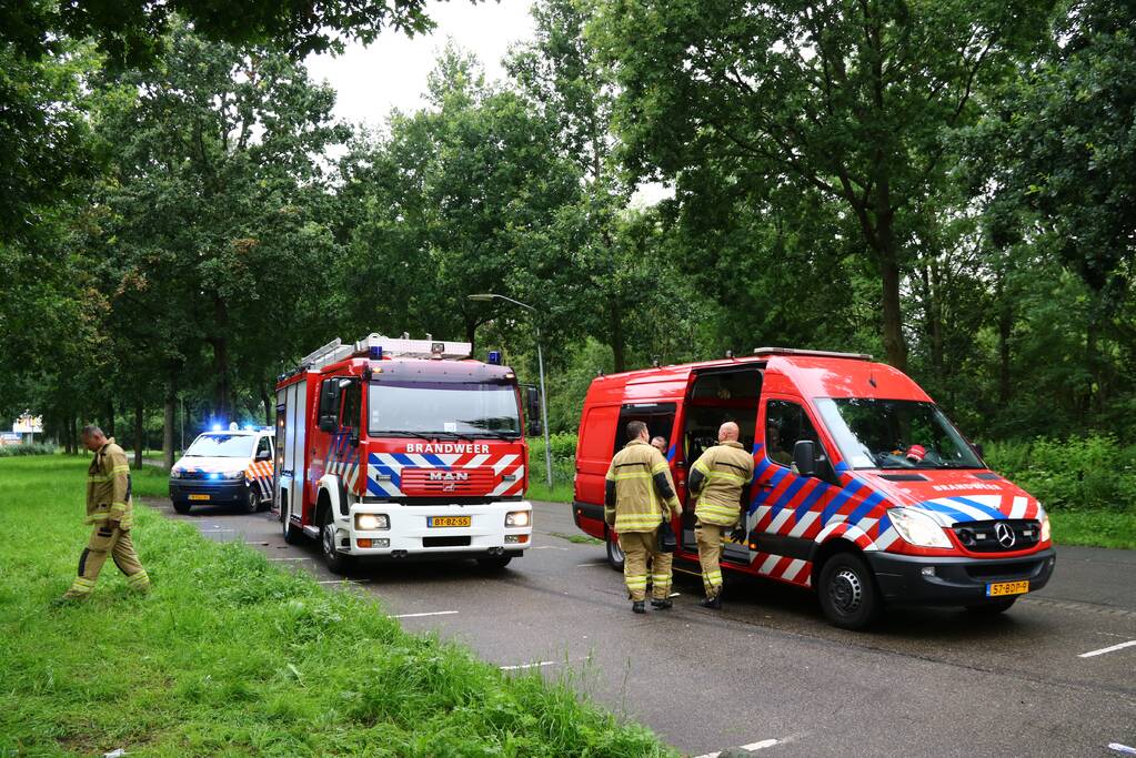 Auto raakt van de weg en belandt in het water
