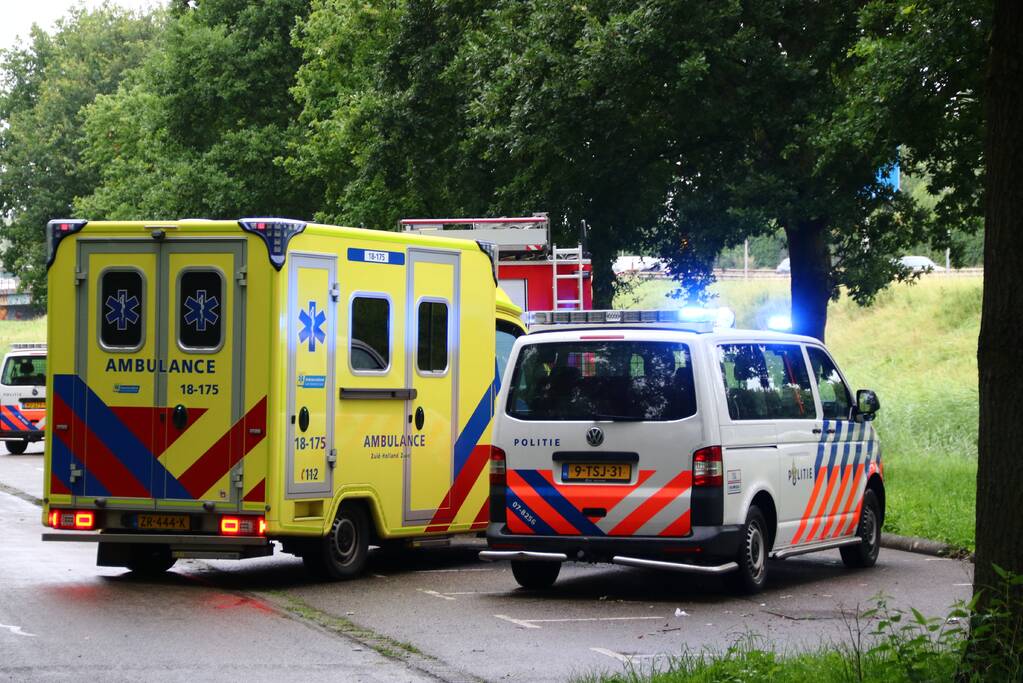 Auto raakt van de weg en belandt in het water