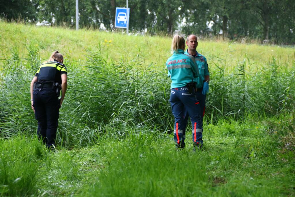 Auto raakt van de weg en belandt in het water