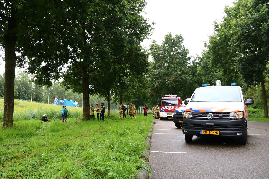 Auto raakt van de weg en belandt in het water