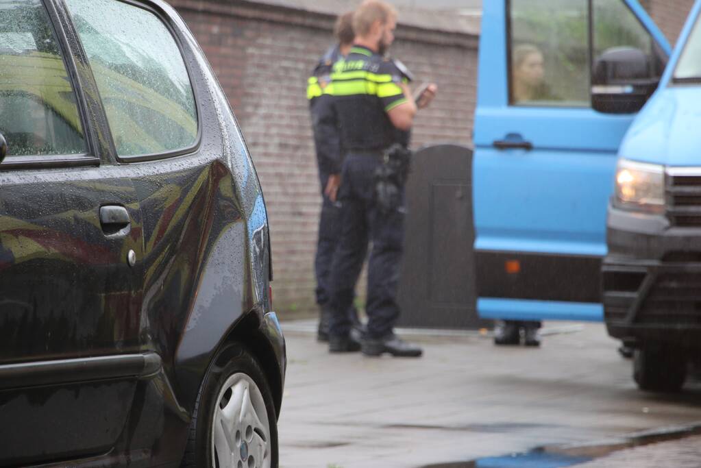 Boodschappenbus klapt achterop auto voor rotonde