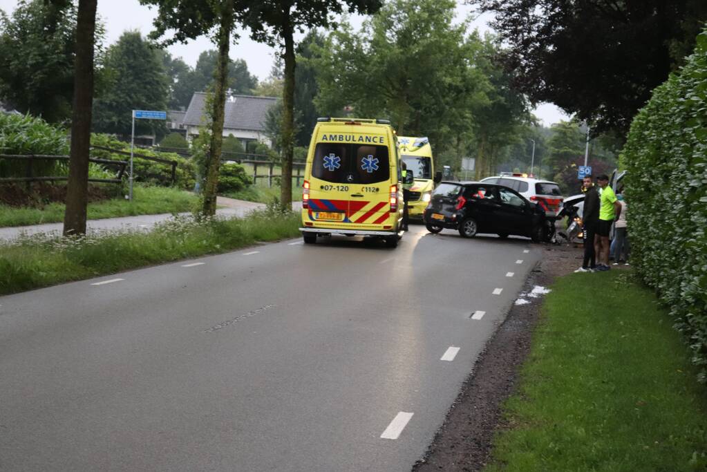 DPD bestelbus botst met auto
