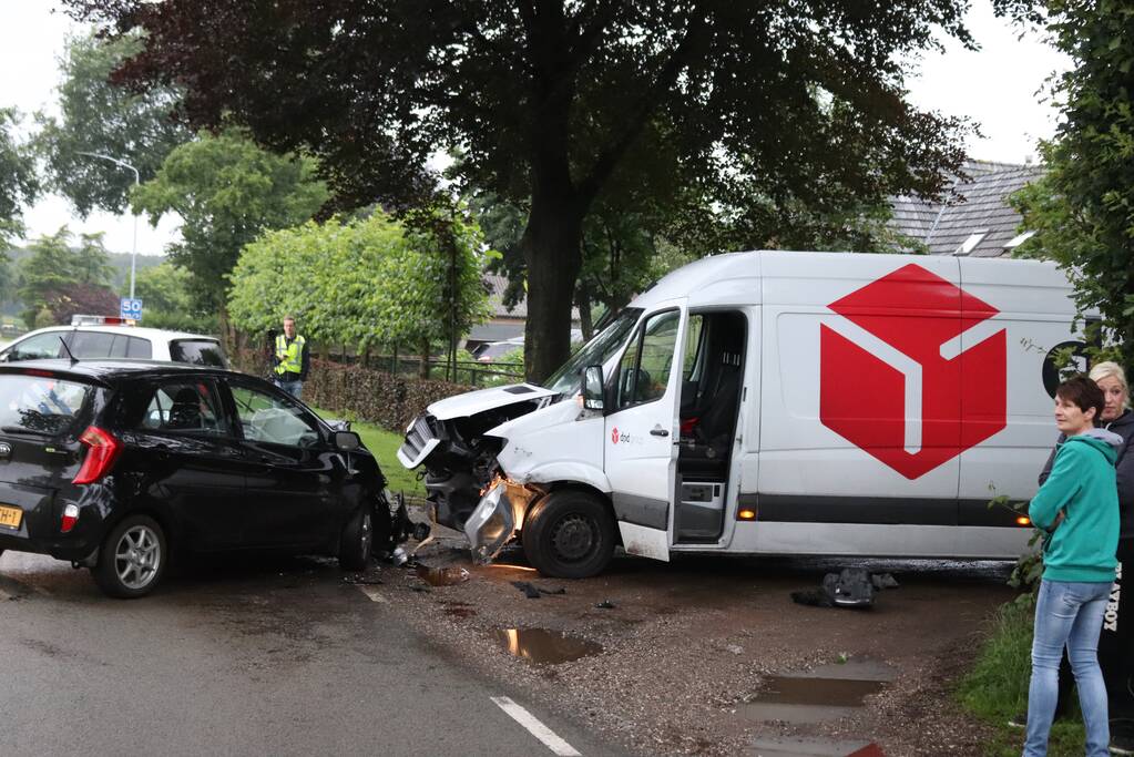 DPD bestelbus botst met auto
