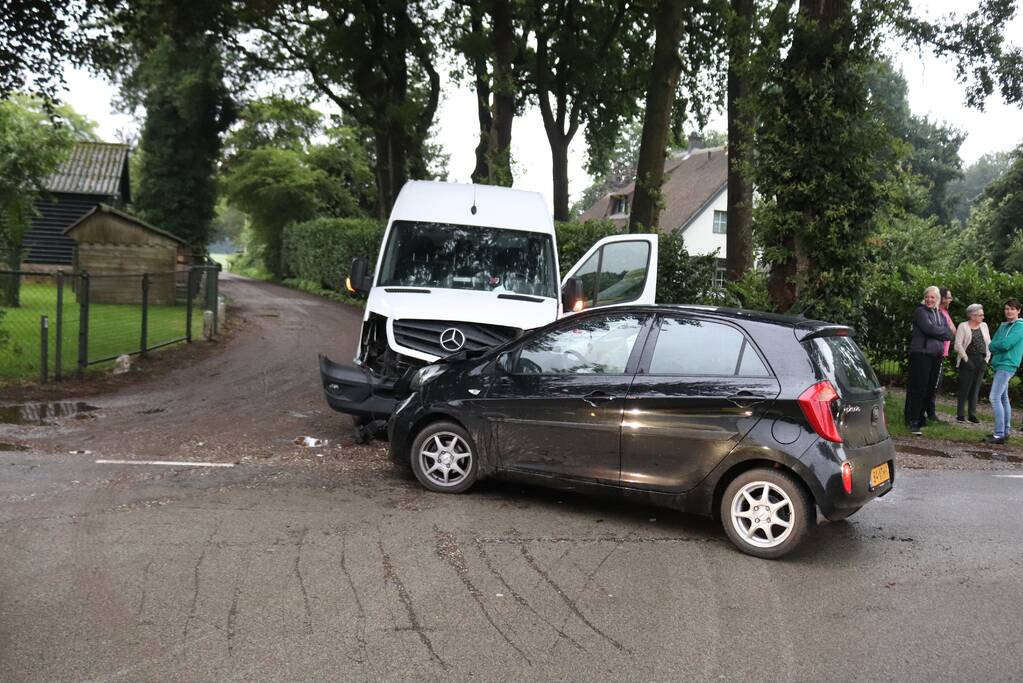 DPD bestelbus botst met auto