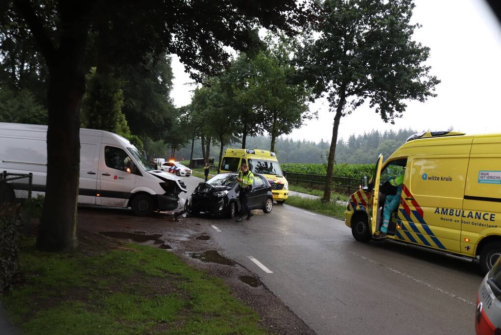 DPD bestelbus botst met auto