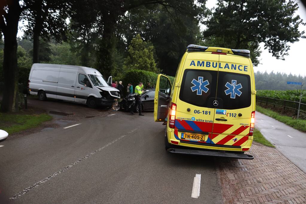 DPD bestelbus botst met auto