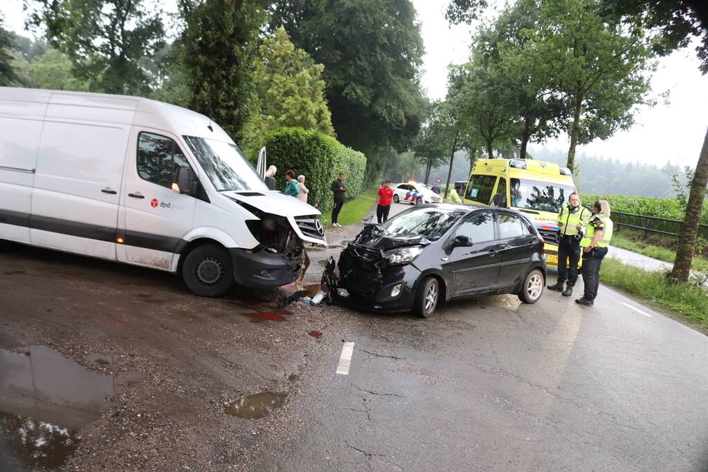 DPD bestelbus botst met auto
