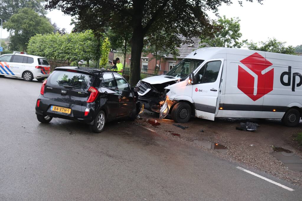DPD bestelbus botst met auto