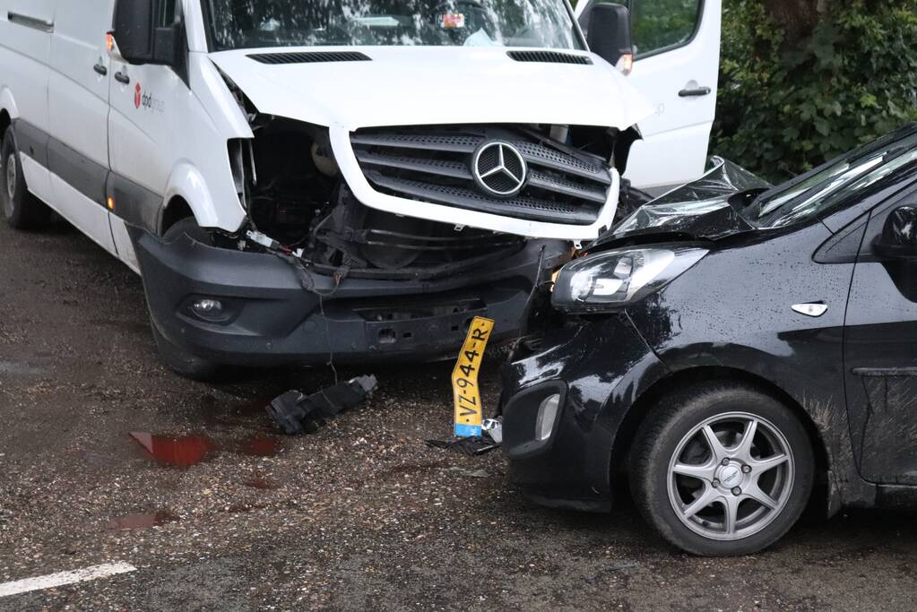 DPD bestelbus botst met auto
