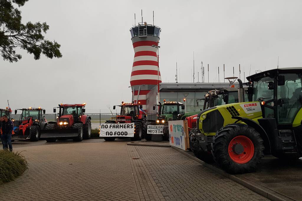 Honderden boeren bezetten Vliegveld Lelystad