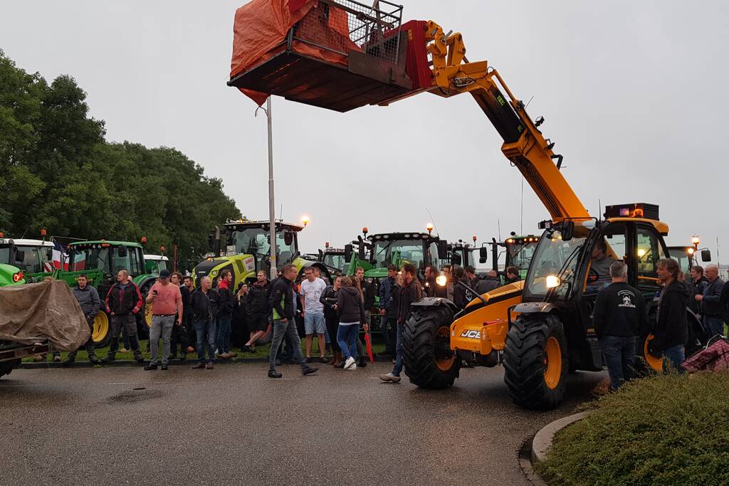 Honderden boeren bezetten Vliegveld Lelystad