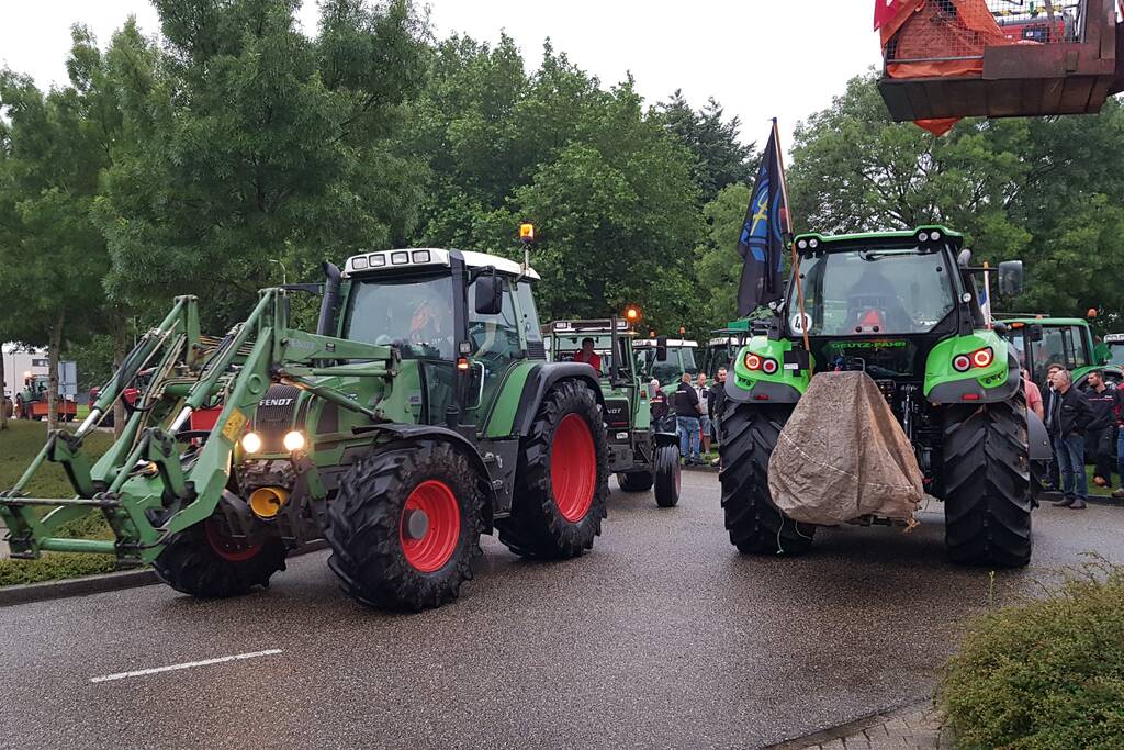 Honderden boeren bezetten Vliegveld Lelystad