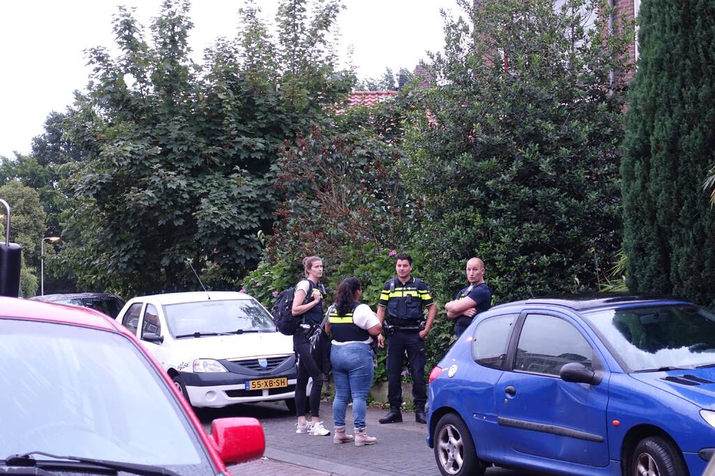 Politie valt woning binnen