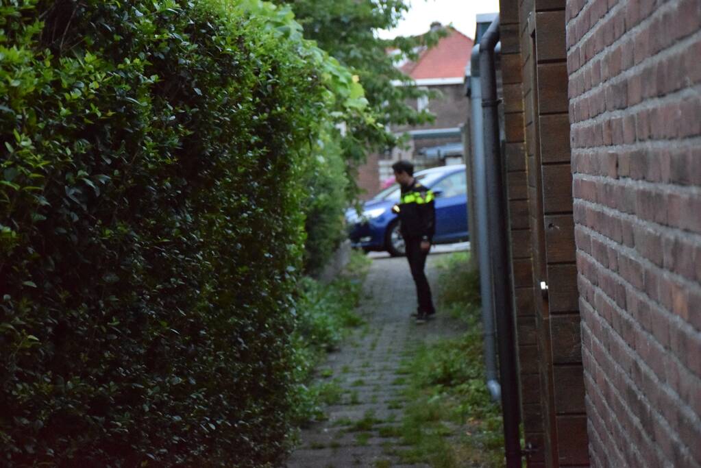 Politie valt woning binnen