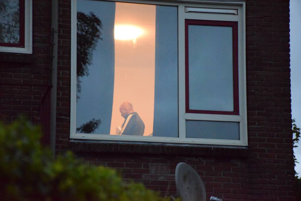 Politie valt woning binnen