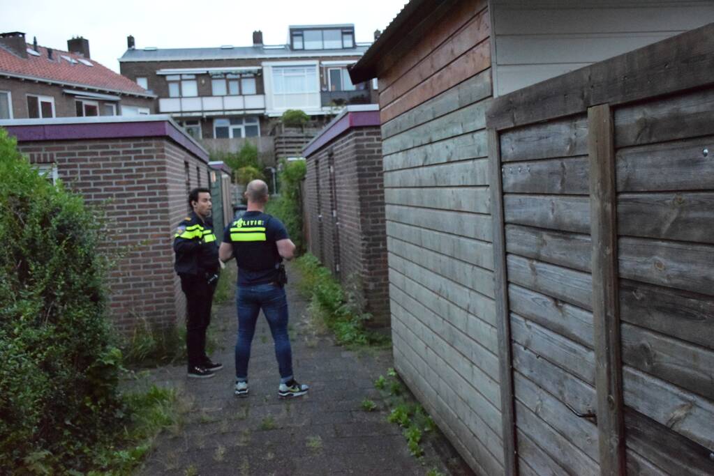 Politie valt woning binnen