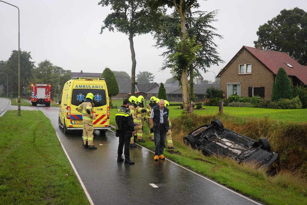 Personenauto belandt op de kop in sloot