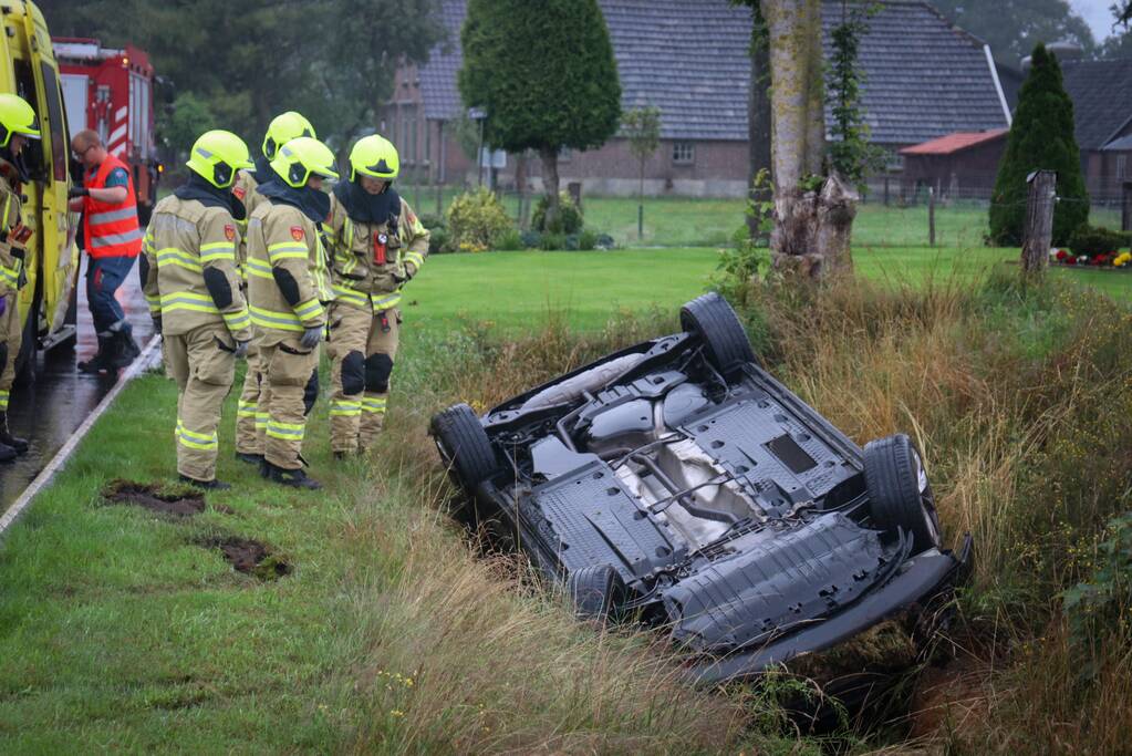 Personenauto belandt op de kop in sloot