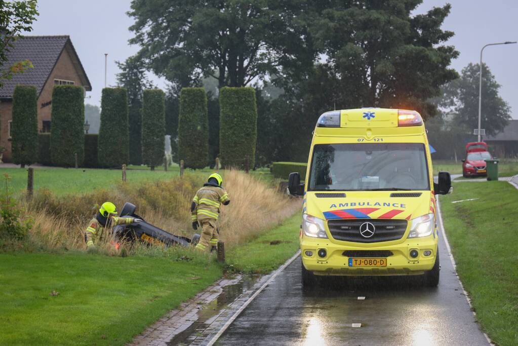 Personenauto belandt op de kop in sloot
