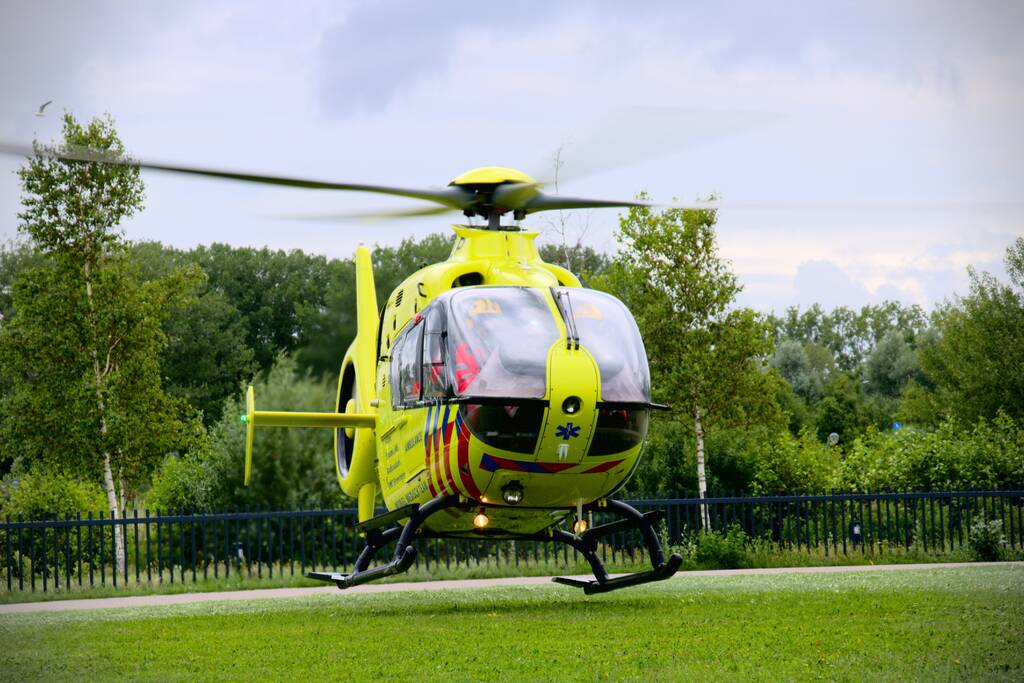 Traumahelikopter landt in Burgemeester Reinaldpark