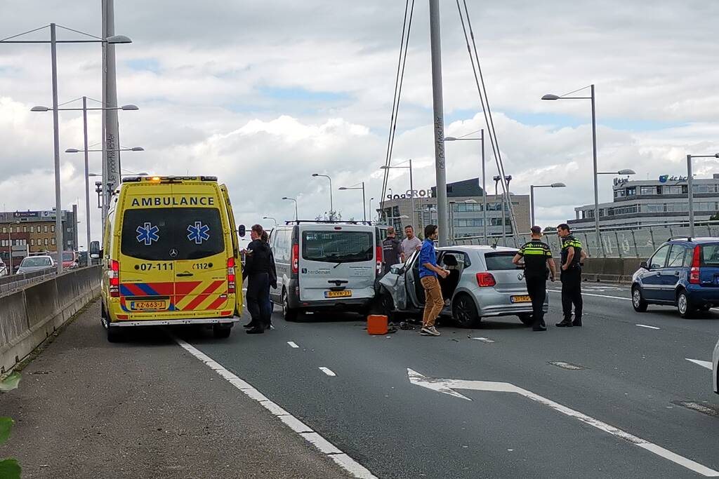 Persoon gewond bij verkeersongeval tussen auto en bestelbus