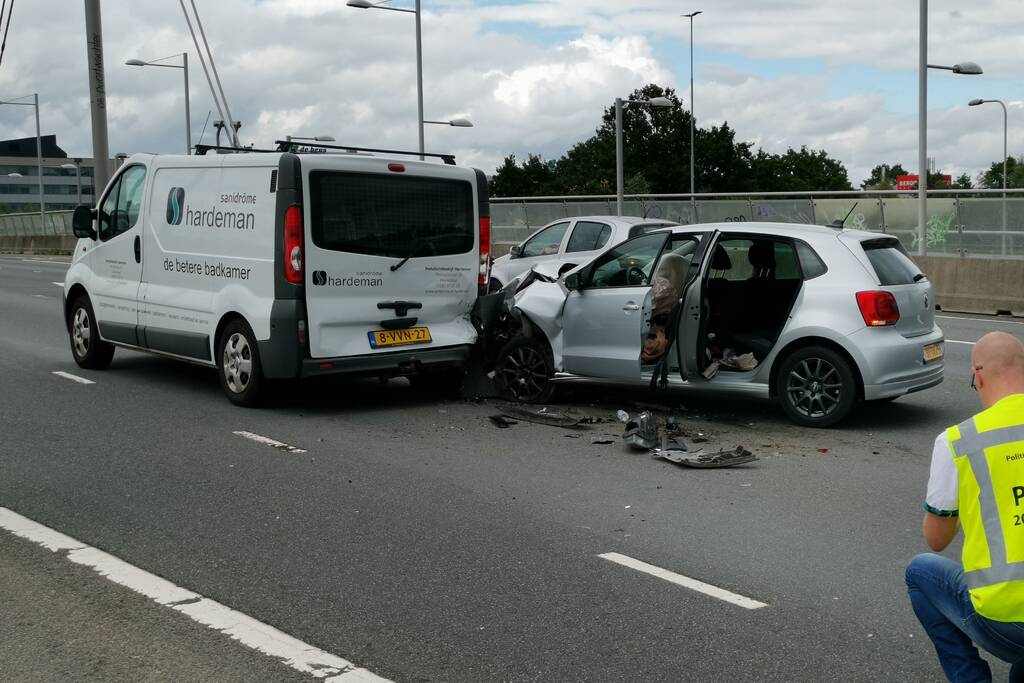 Persoon gewond bij verkeersongeval tussen auto en bestelbus