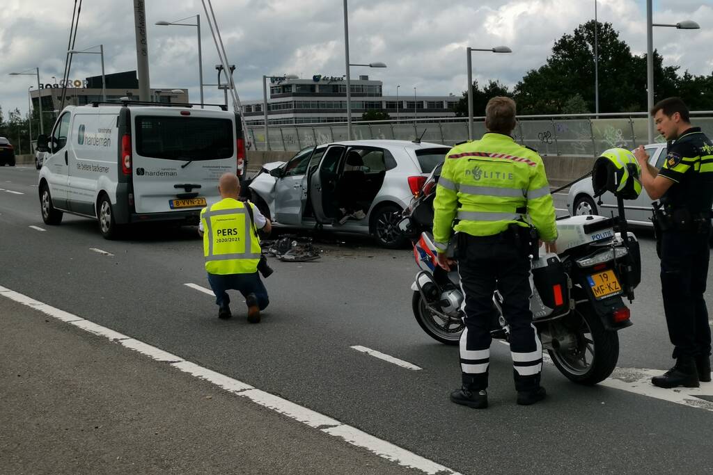 Persoon gewond bij verkeersongeval tussen auto en bestelbus