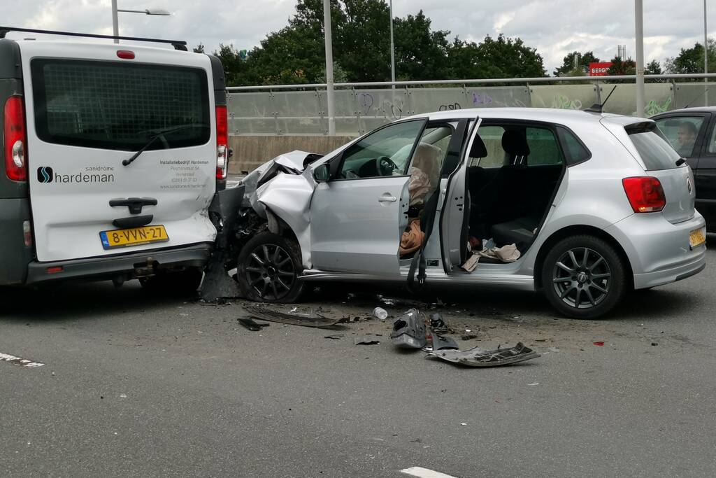 Persoon gewond bij verkeersongeval tussen auto en bestelbus