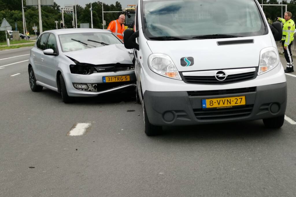 Persoon gewond bij verkeersongeval tussen auto en bestelbus