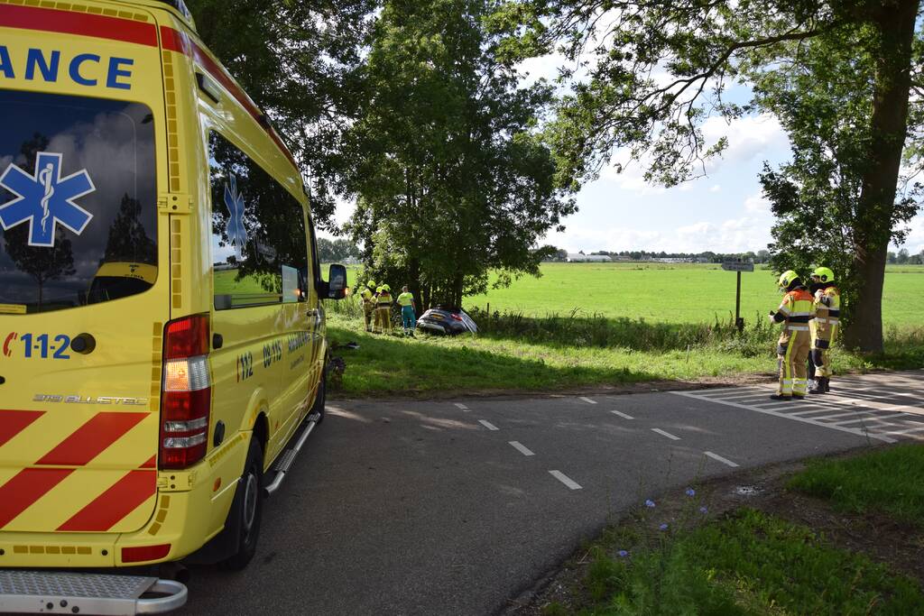 Auto belandt in sloot na ongeval