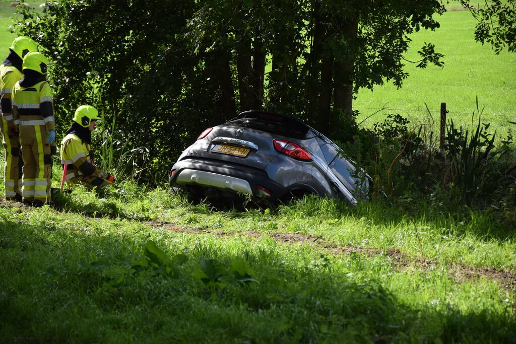 Auto belandt in sloot na ongeval