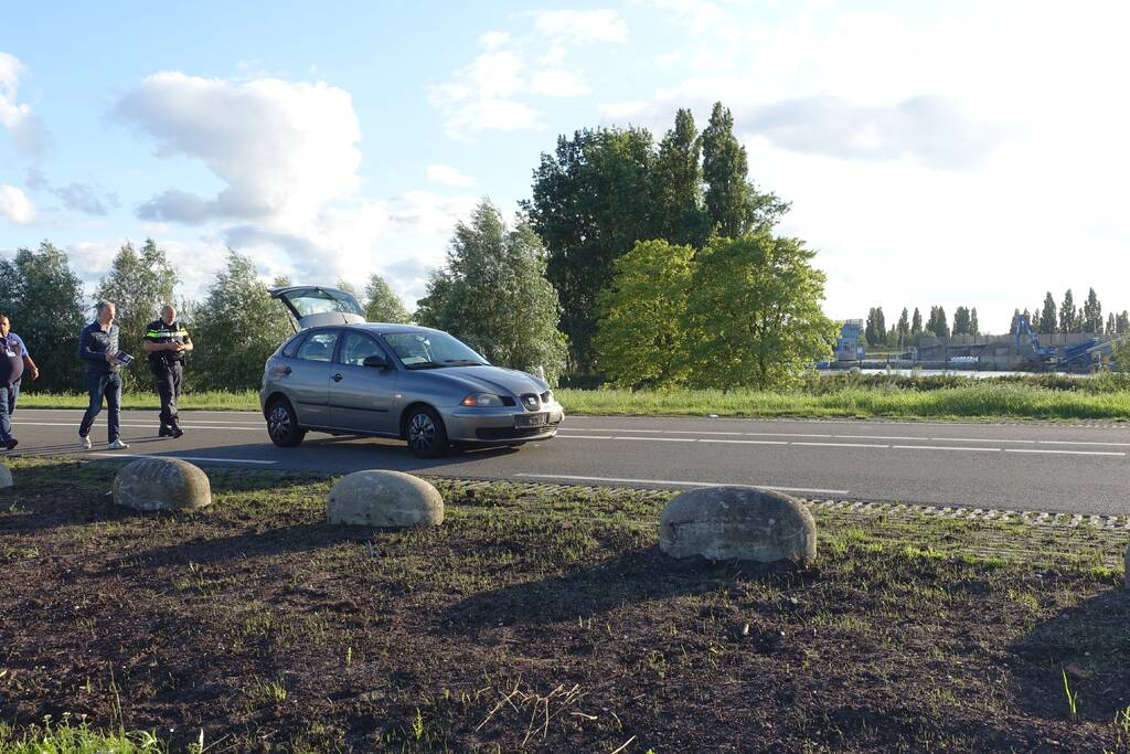 Auto vliegt van dijk na frontale aanrijding