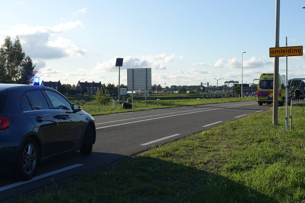 Auto vliegt van dijk na frontale aanrijding