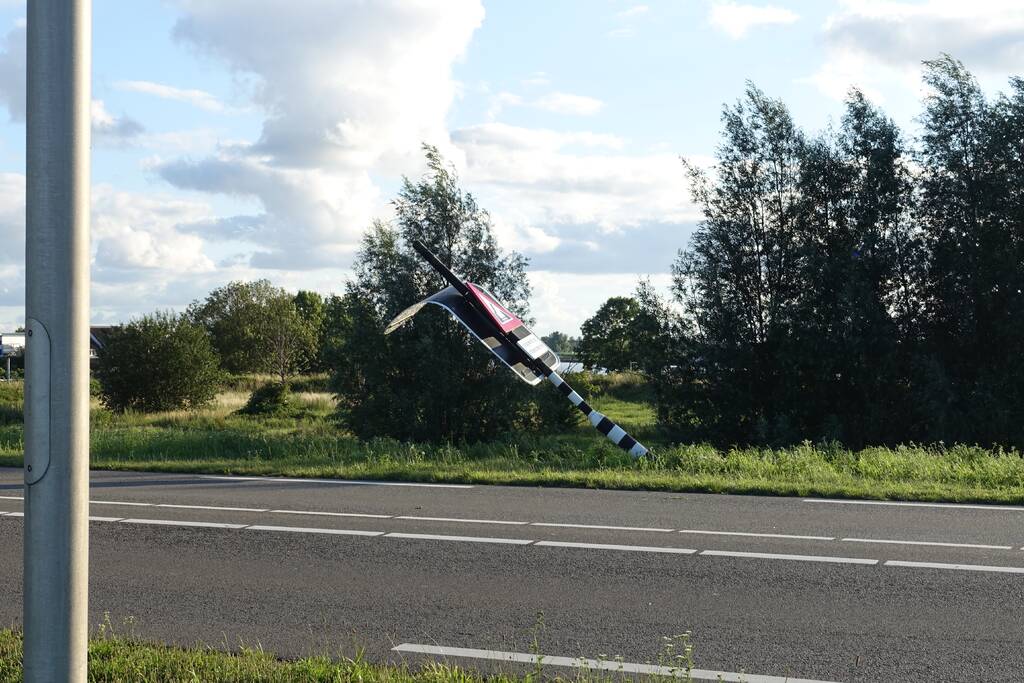 Auto vliegt van dijk na frontale aanrijding