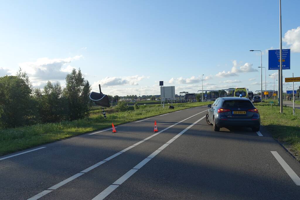 Auto vliegt van dijk na frontale aanrijding