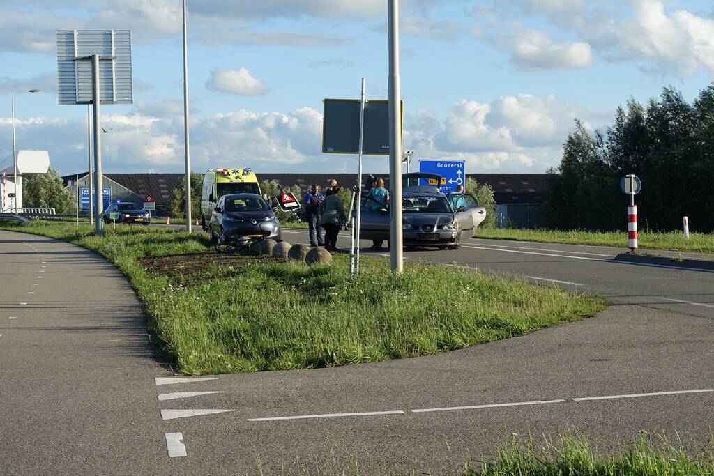 Auto vliegt van dijk na frontale aanrijding