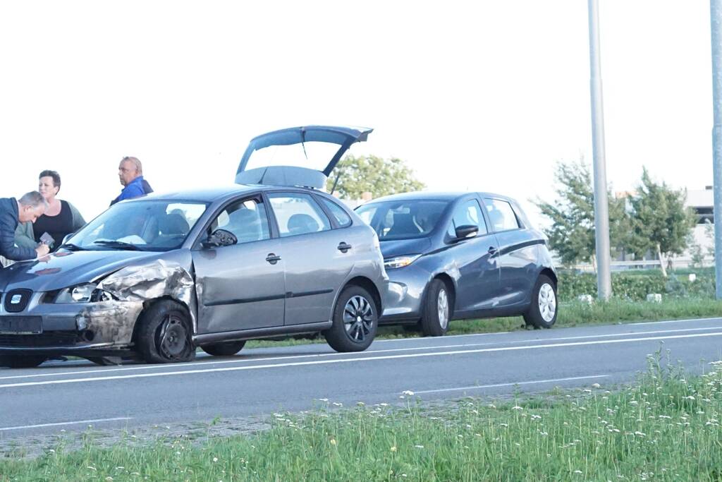 Auto vliegt van dijk na frontale aanrijding