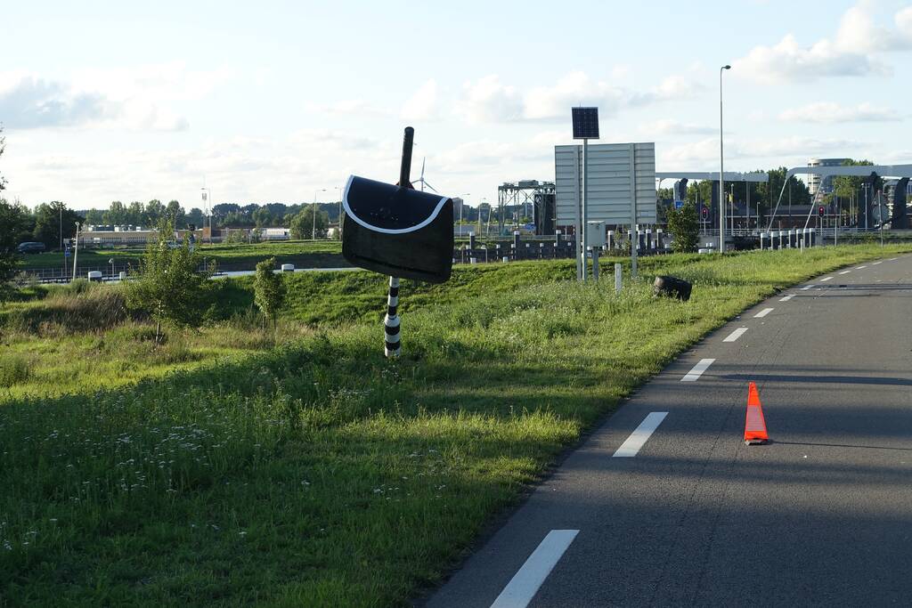 Auto vliegt van dijk na frontale aanrijding