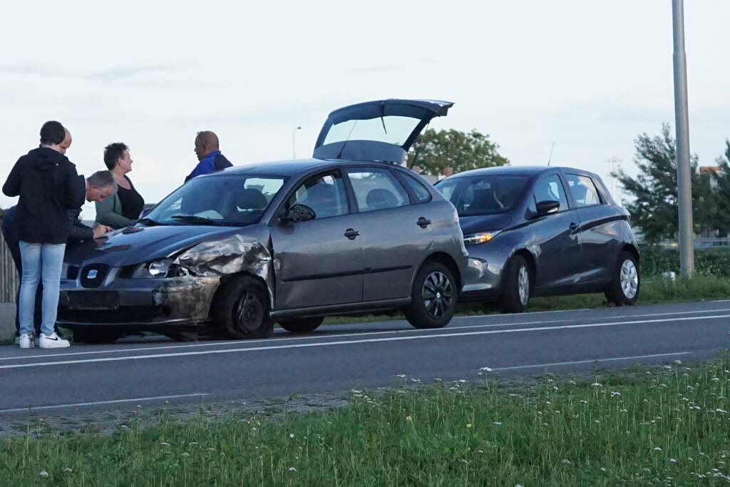 Auto vliegt van dijk na frontale aanrijding