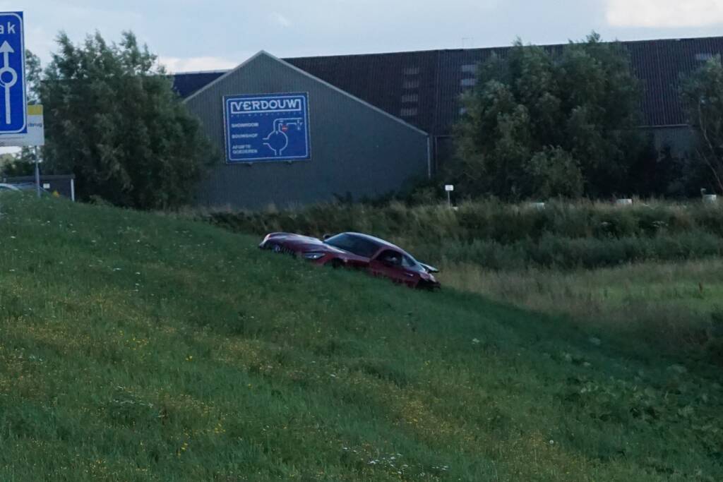 Auto vliegt van dijk na frontale aanrijding