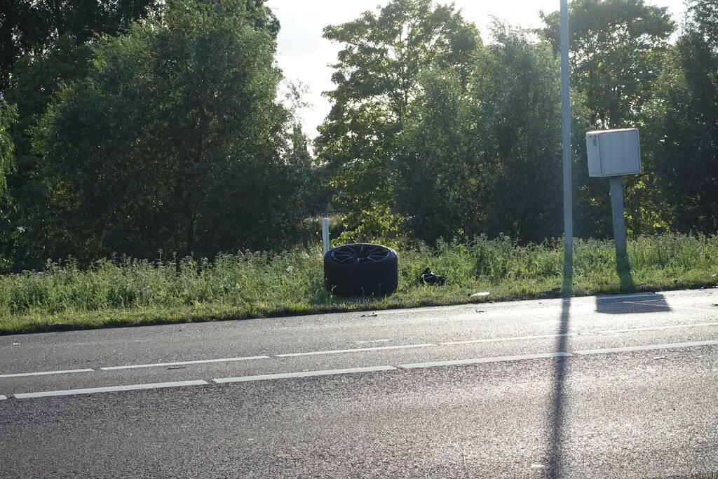 Auto vliegt van dijk na frontale aanrijding