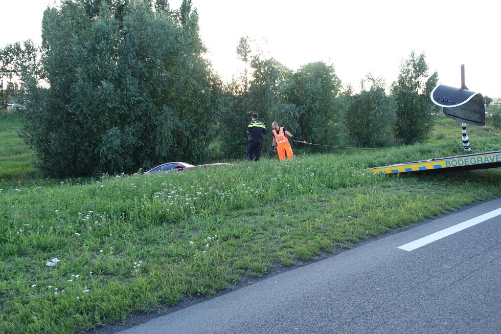 Auto vliegt van dijk na frontale aanrijding