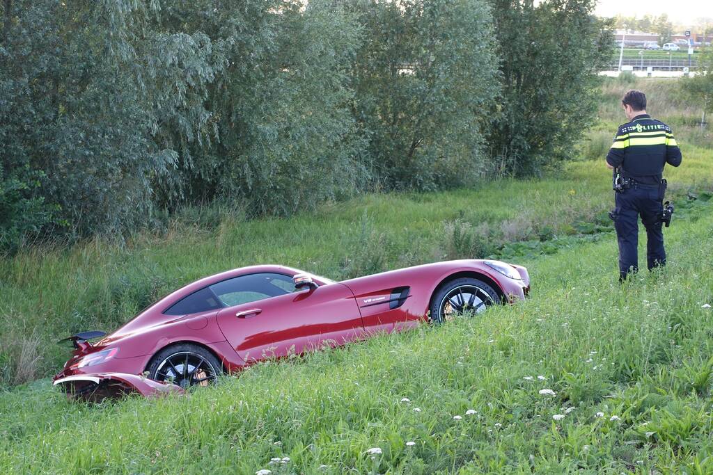 Auto vliegt van dijk na frontale aanrijding