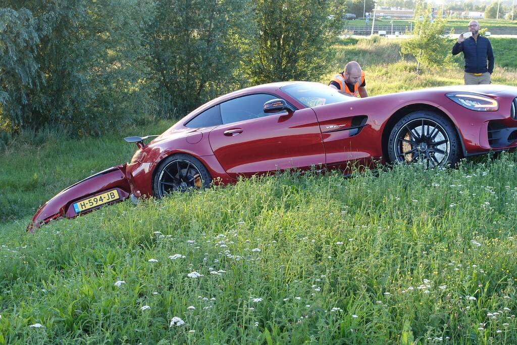 Auto vliegt van dijk na frontale aanrijding