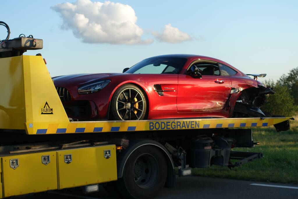 Auto vliegt van dijk na frontale aanrijding