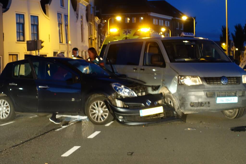 Gewonde na aanrijding met taxibus