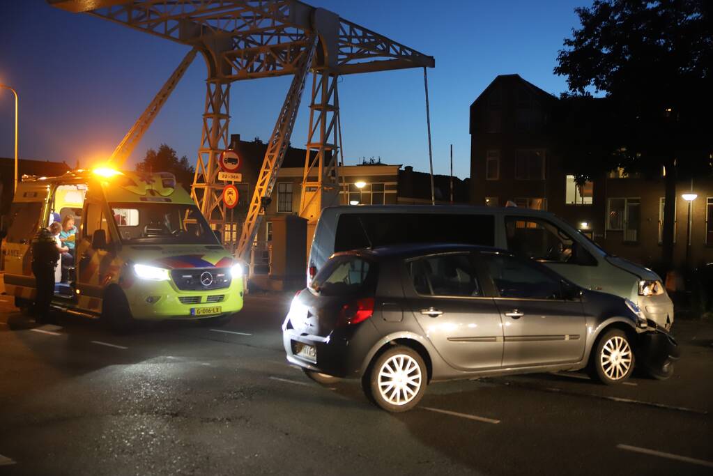 Gewonde na aanrijding met taxibus